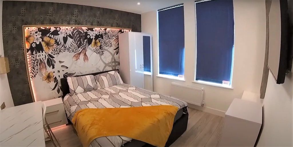 Property photo 3 of 15 Bright Double Room With Decorative Headboard...