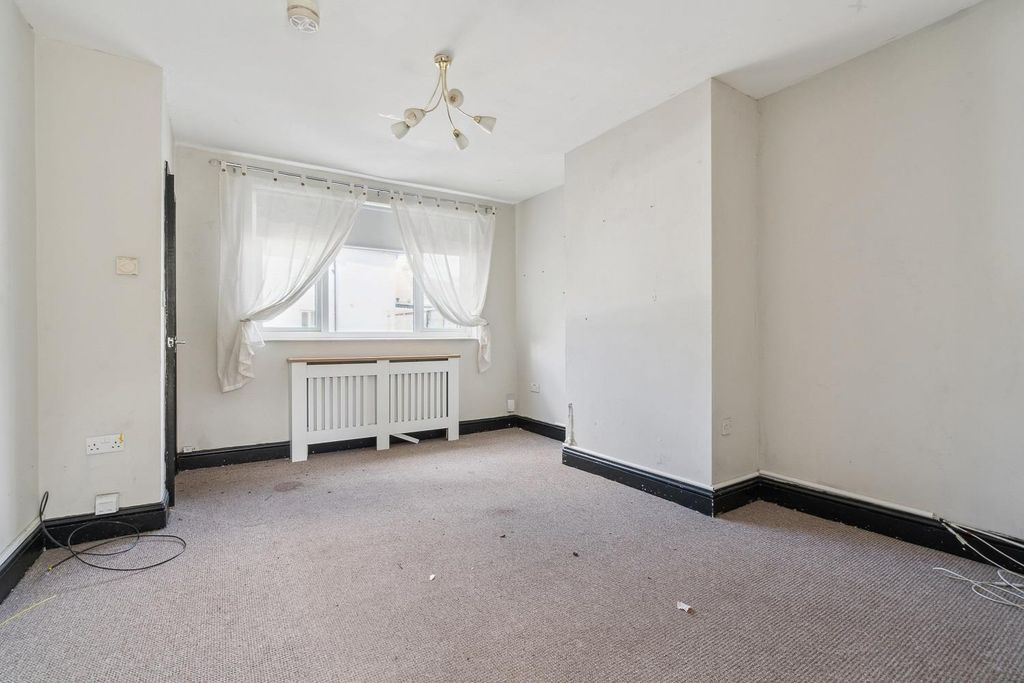 Property photo 2 of 13 10 New Close, Colliers Wood, Sw19 2Sy Reception 1.