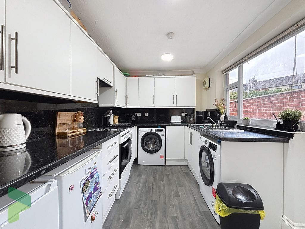 Property photo 1 of 10 Kitchen
