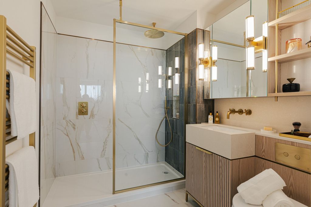 Property photo 3 of 22 Bathroom