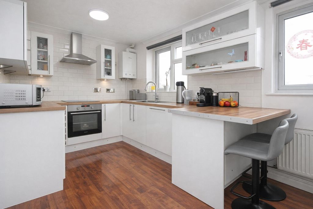 Property photo 3 of 17 Kit.Jpg