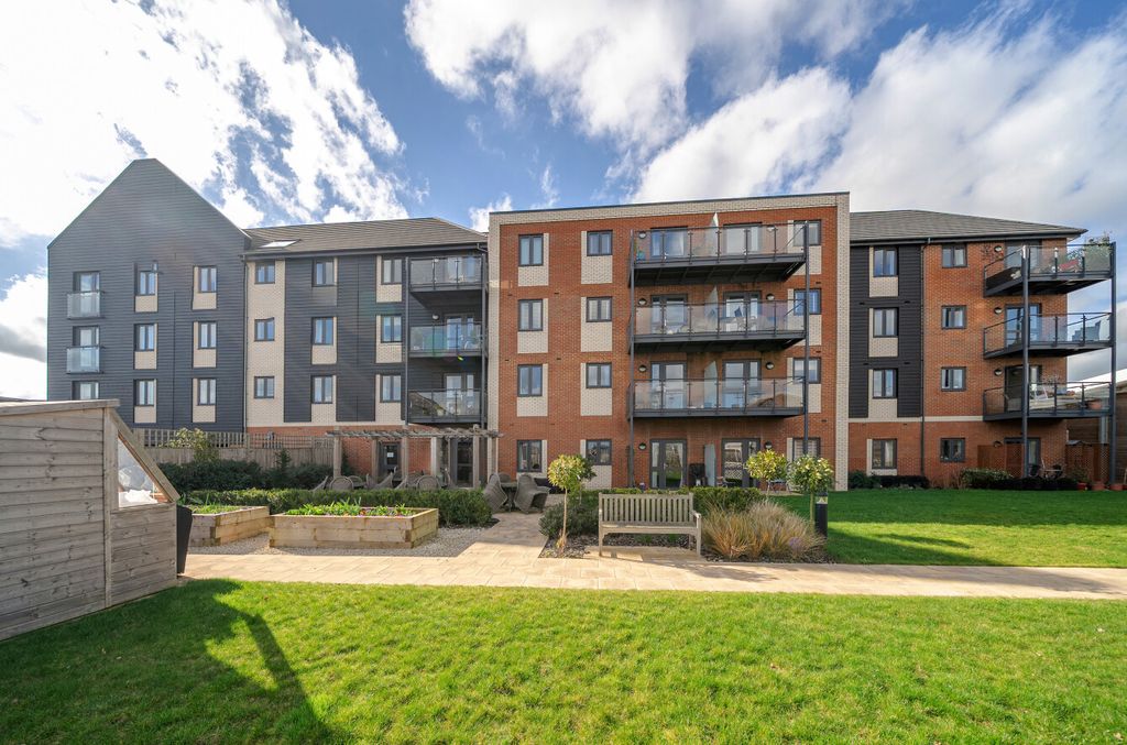 Property photo 1 of 12 1419849-20-699Da9...