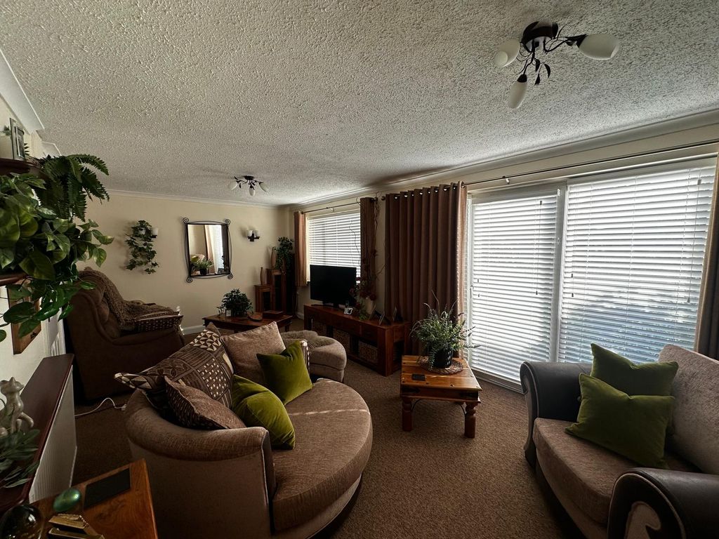 Property photo 3 of 14 Living Room (1)