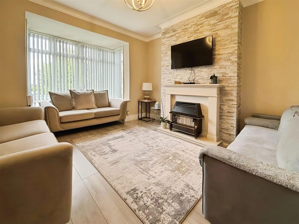 Property photo 2 of 31 Lounge