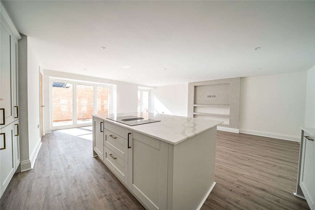 Property photo 3 of 21 Dining Kitchen