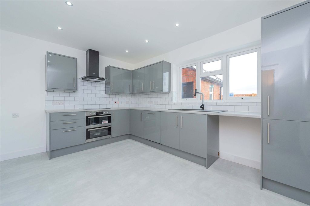 Property photo 2 of 31 Picture No. 11