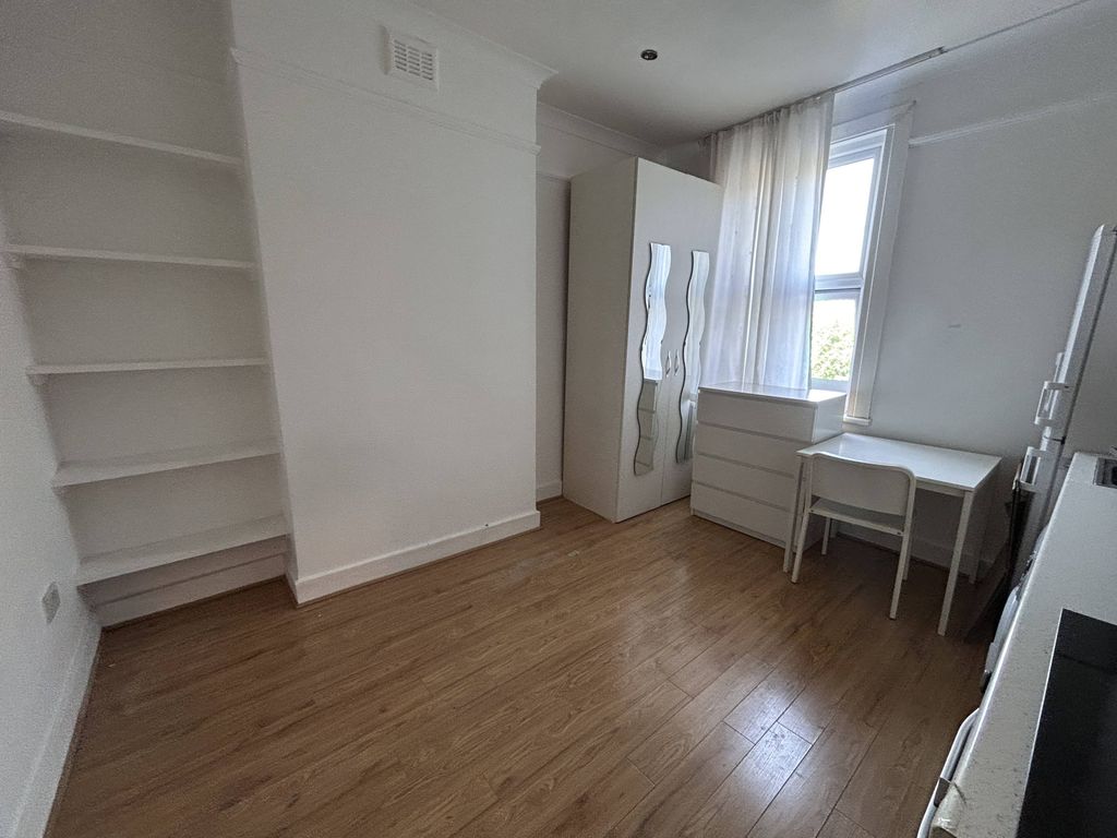 Property photo 1 of 5 A Well Presented Self-Contained Studio To Rent.