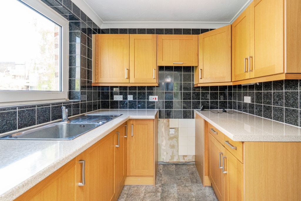 Property photo 3 of 10 Kitchen