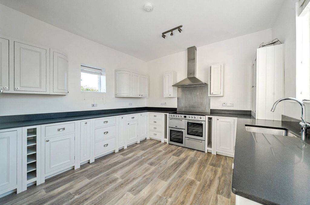 Property photo 3 of 10 Kitchen