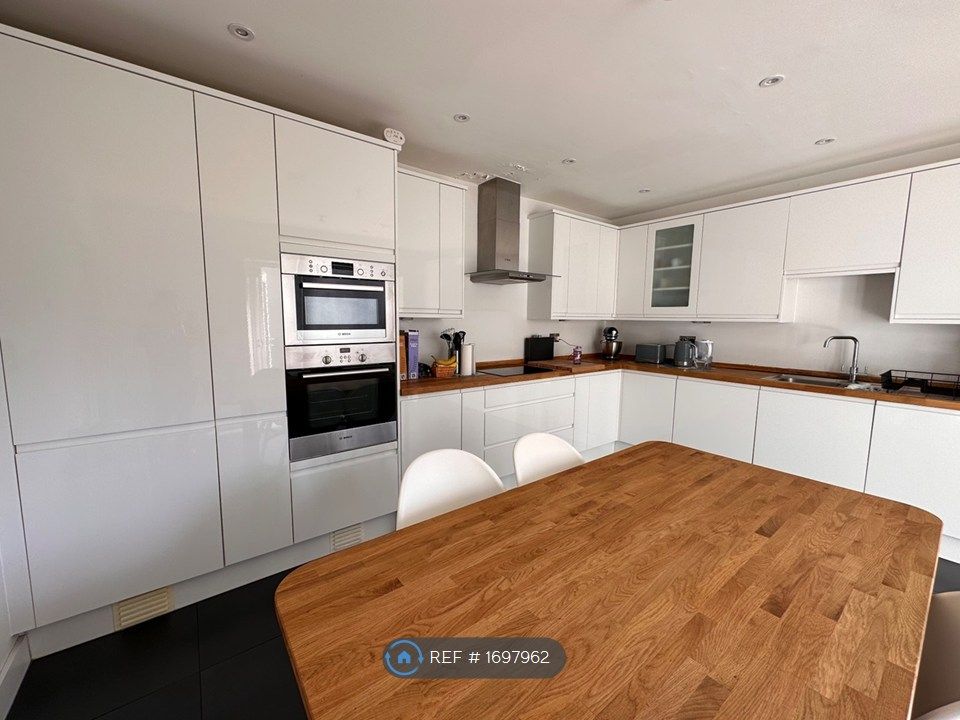 Property photo 3 of 11 Kitchen