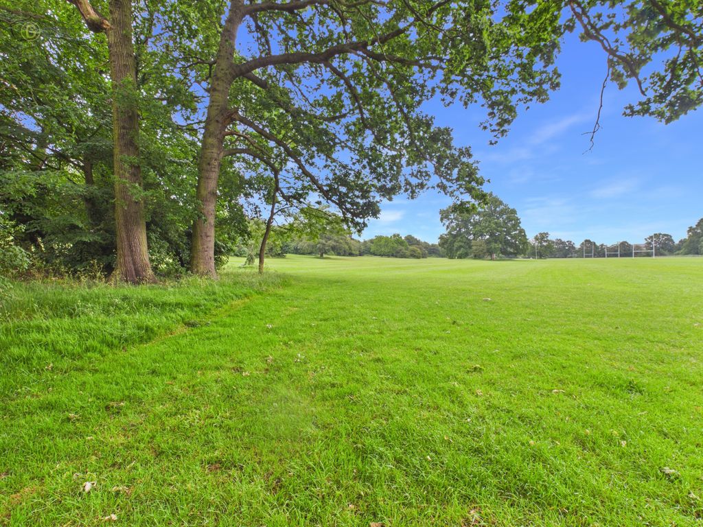 Property photo 2 of 32 Ecdc818050224426814825048133F45B100Cam04425G0Pr0437Still038