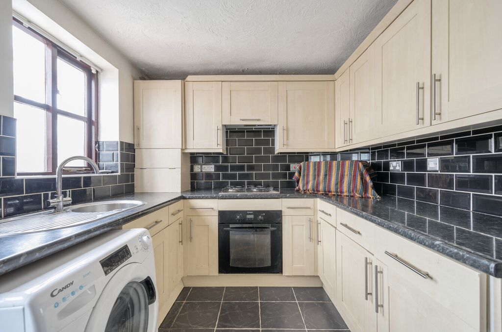 Property photo 2 of 12 1301761-16-6846d2...