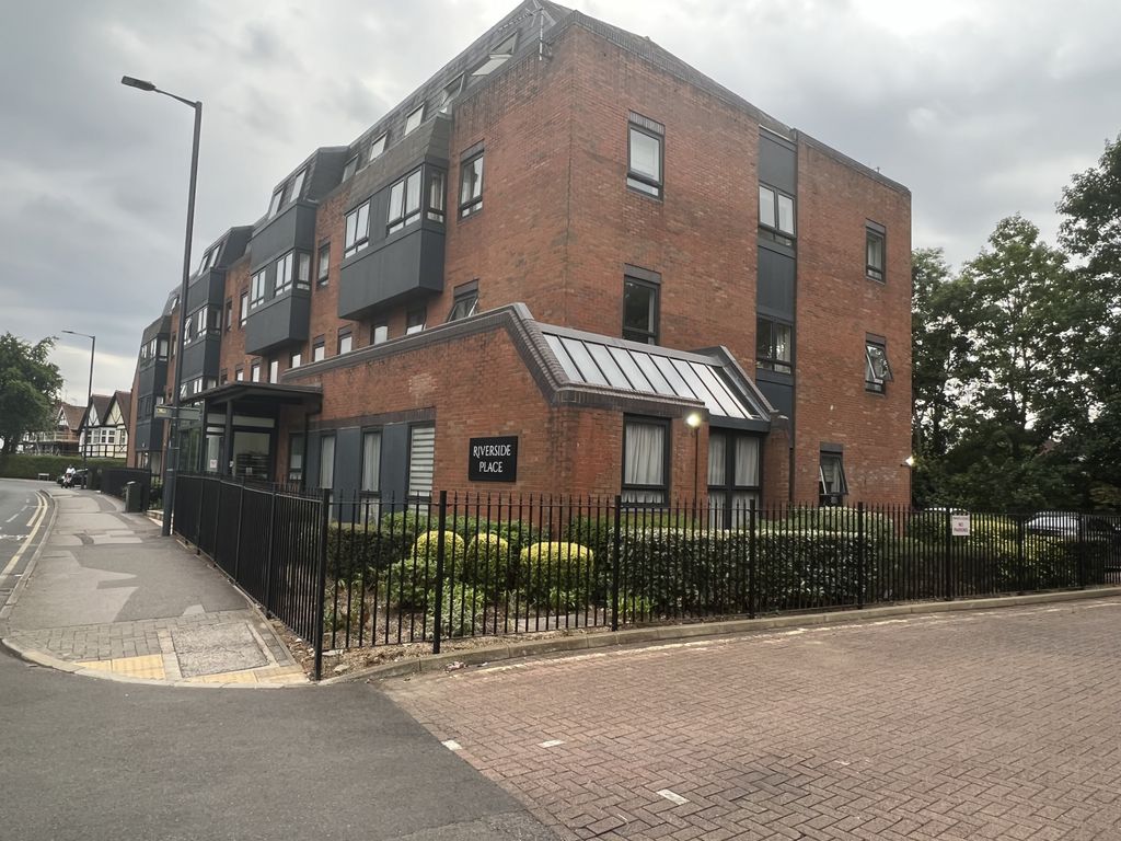 Property photo 1 of 10 2 Bedroom Apartment For Rent Close To Pinner Station