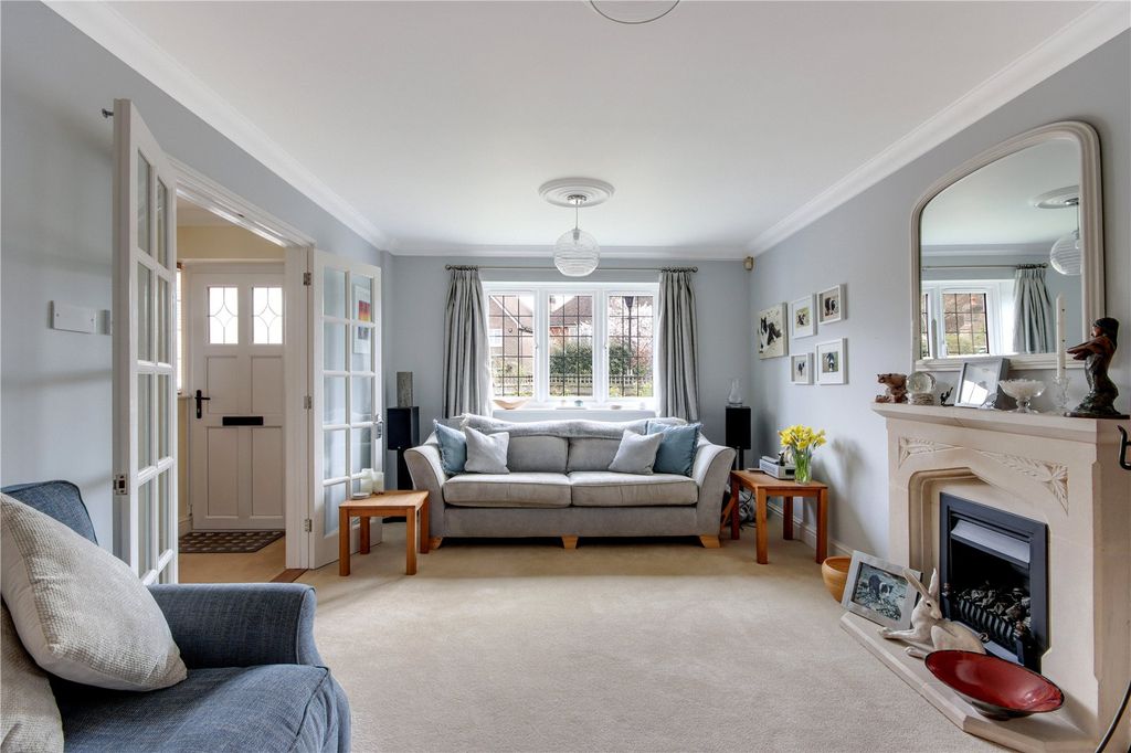 Property photo 2 of 18 Sitting Room