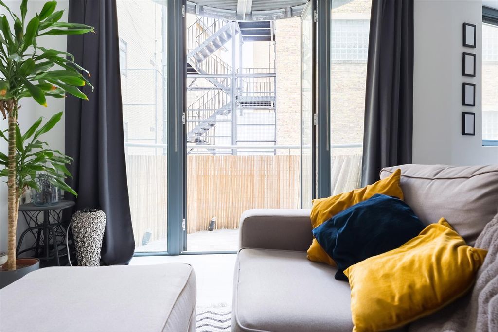 Property photo 2 of 24 21 The Triangle Three Oak Lane Se1 2Nz Flat 4 26-H