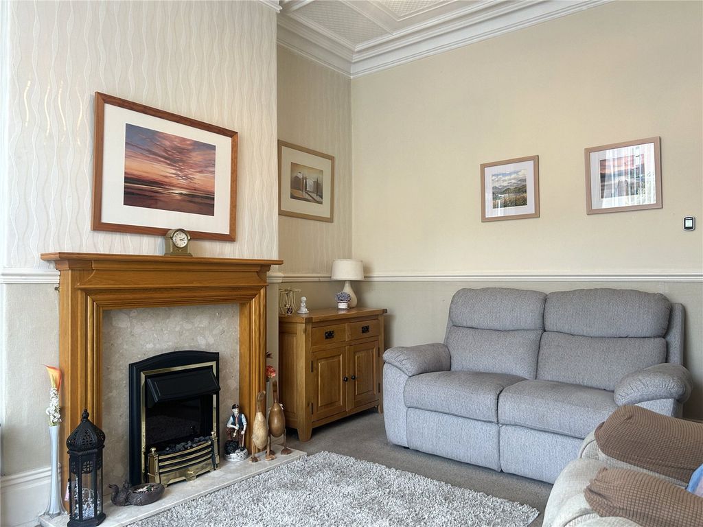 Property photo 3 of 18 Lounge