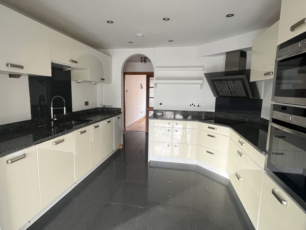 Property photo 3 of 21 Gallery