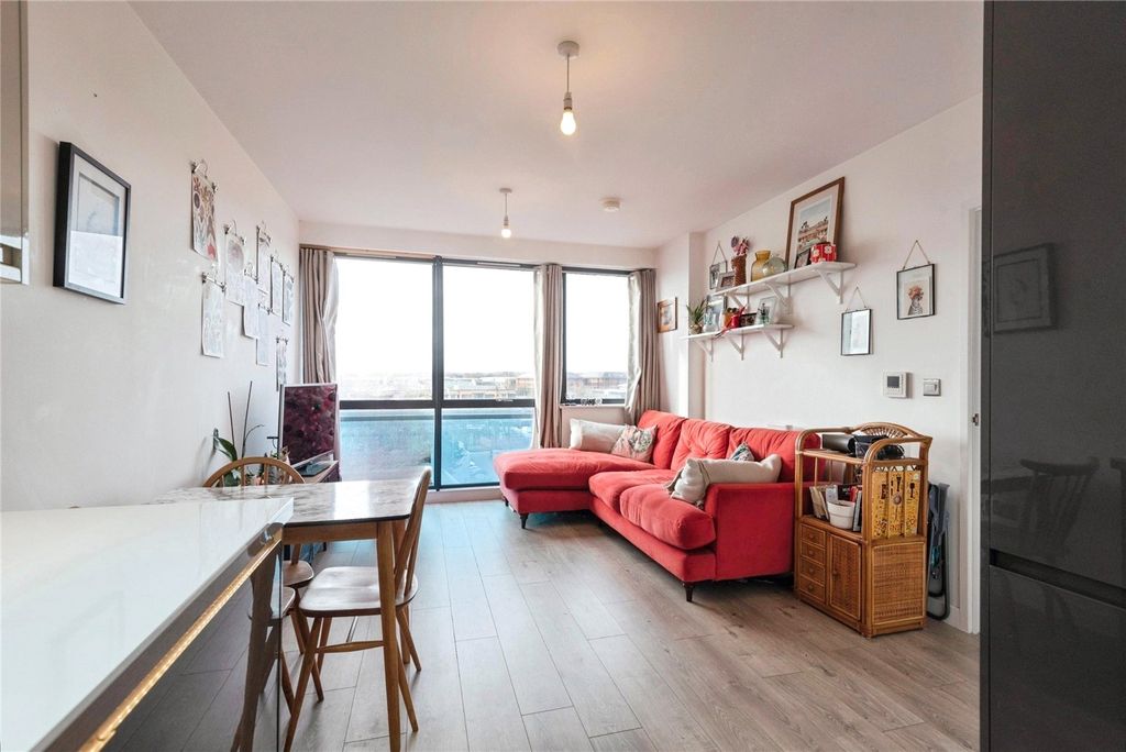 Property photo 2 of 17 Lounge