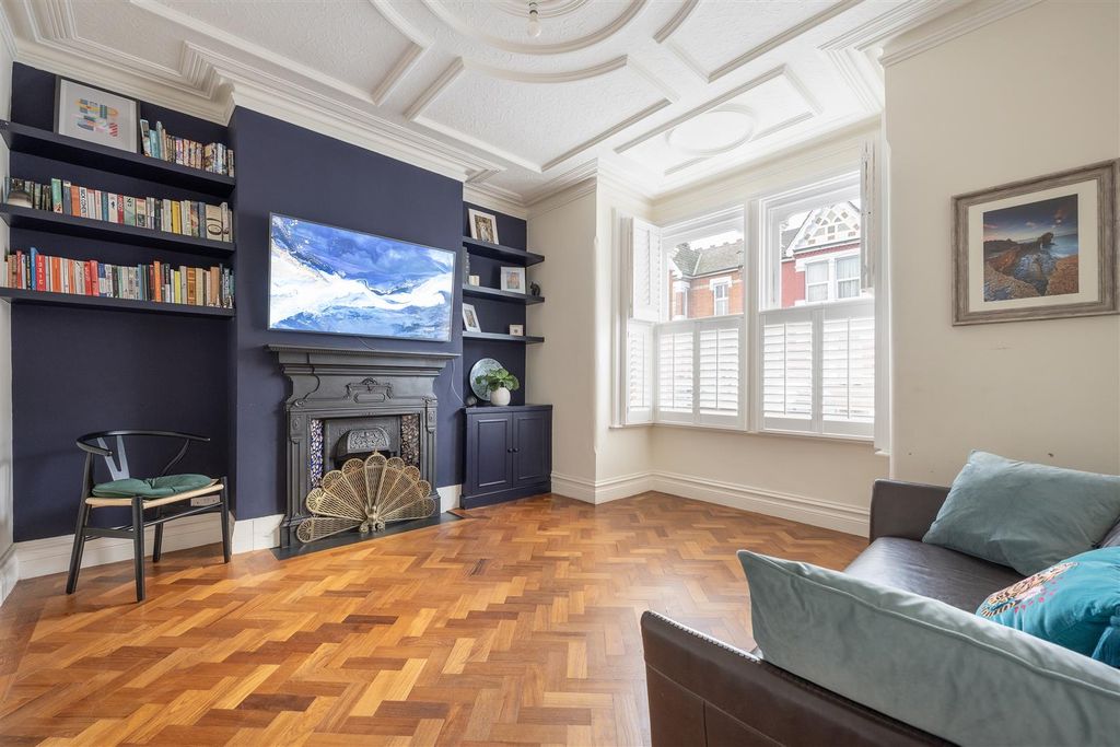 Property photo 3 of 31 Vincent Road, E4