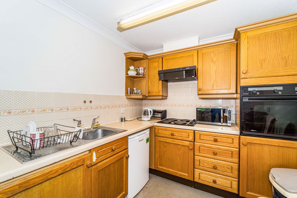 Property photo 3 of 10 Kitchen