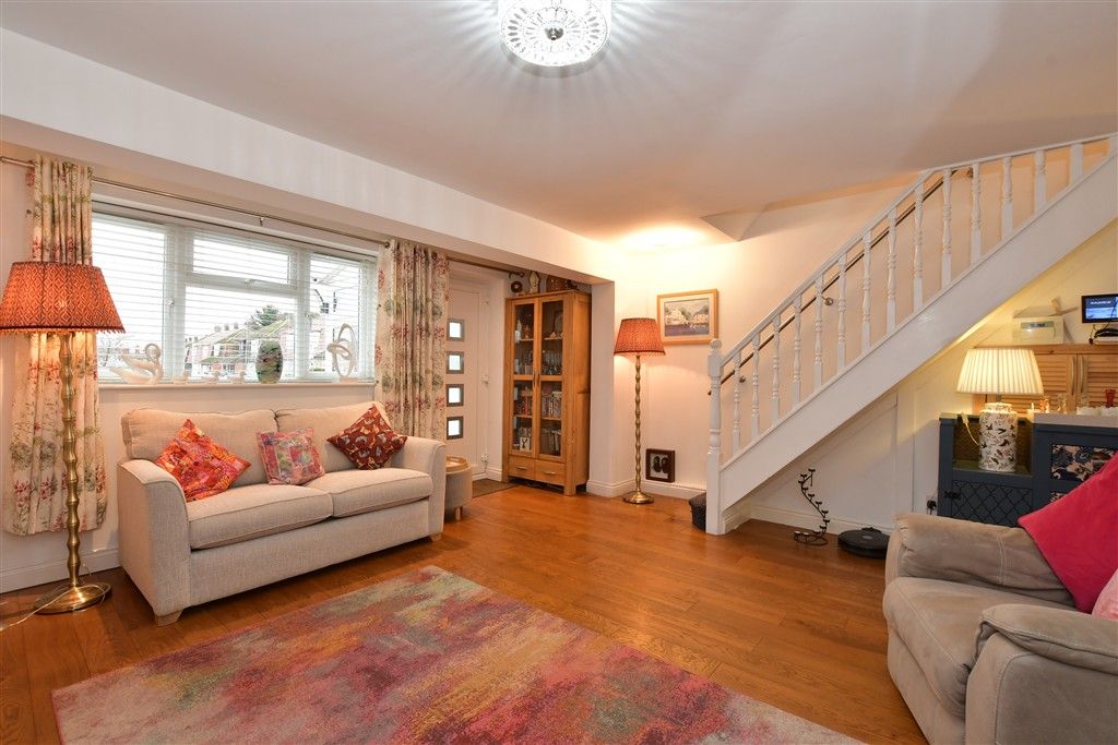 Property photo 3 of 13 Lounge