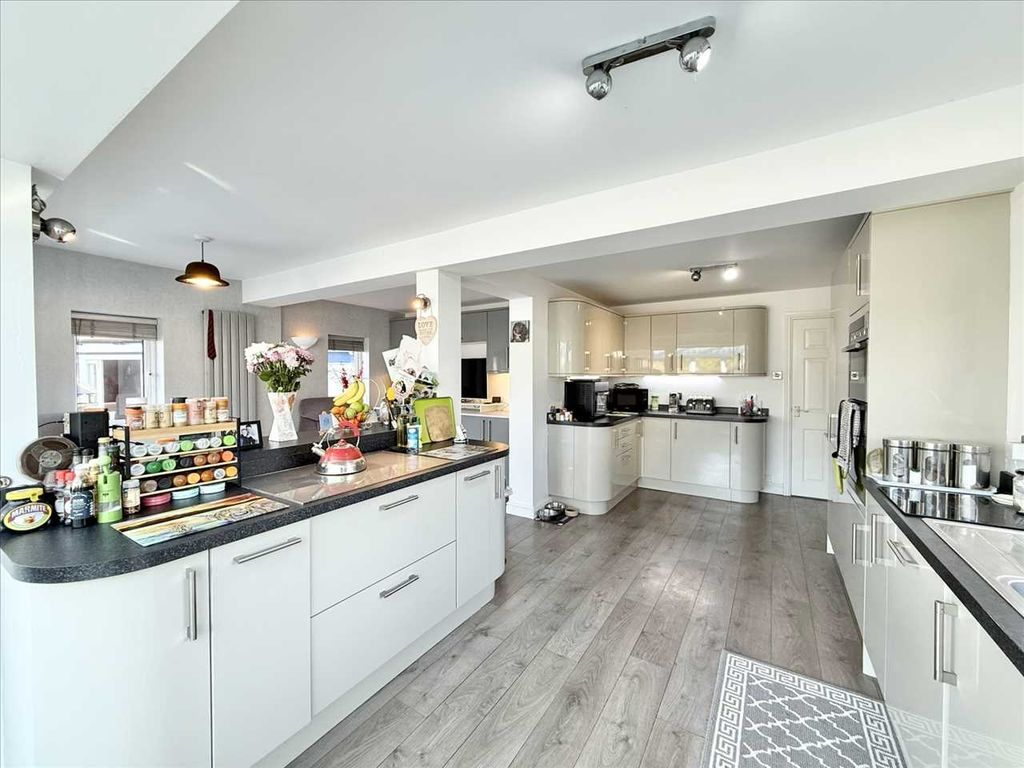 Property photo 3 of 33 Kitchen Diner