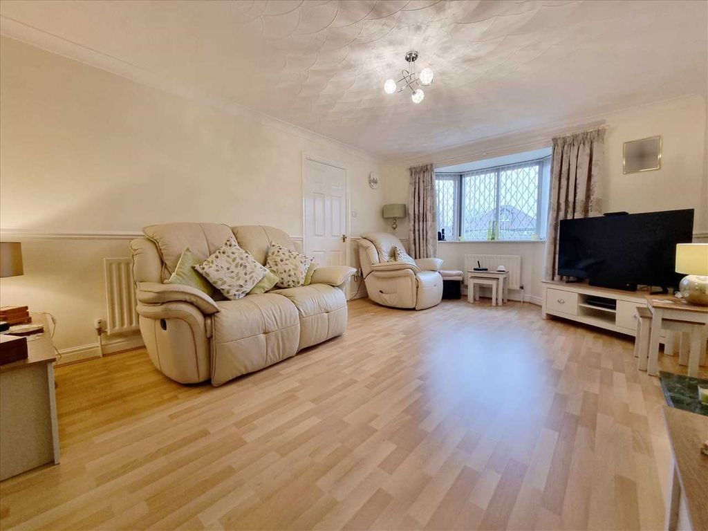 Property photo 2 of 15 Lounge: