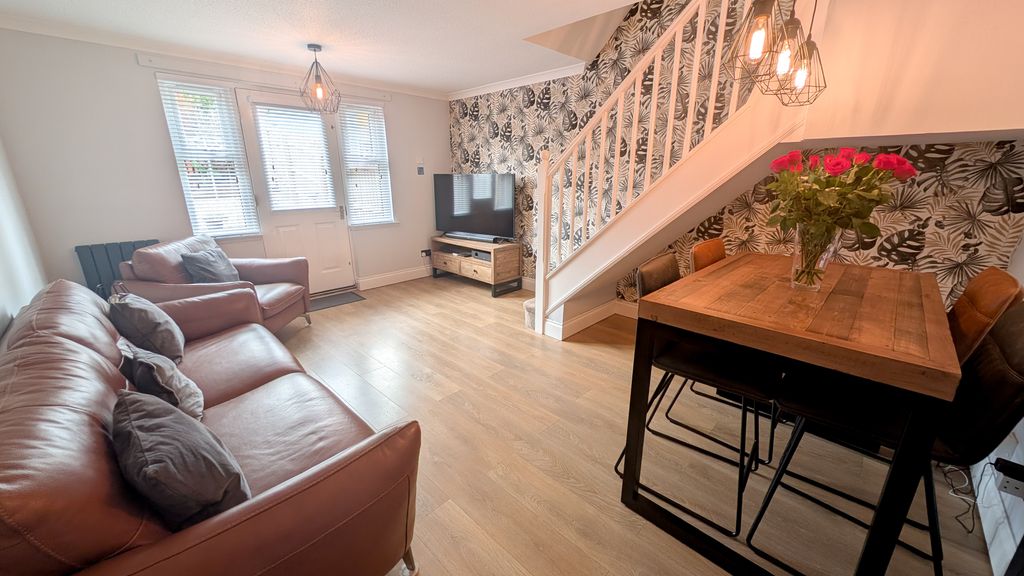 Property photo 2 of 12 Lounge