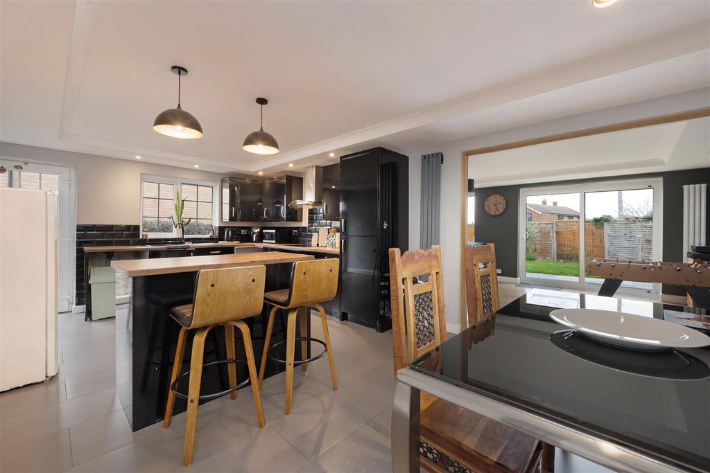 Property photo 2 of 16 Shearwater Avenue, Whitstable