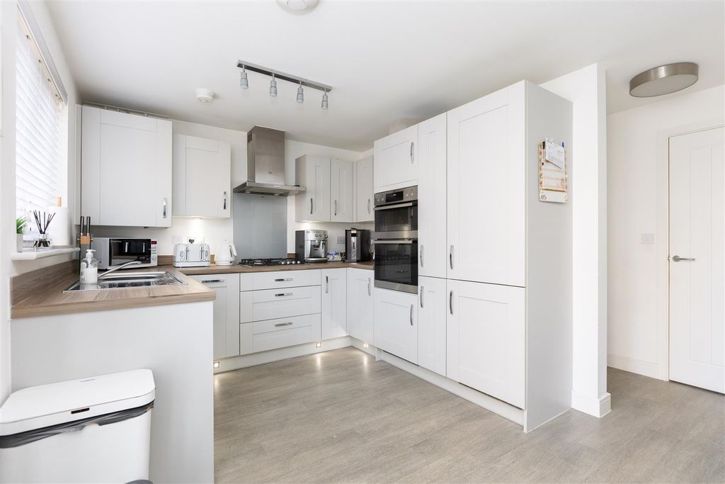 Property photo 2 of 18 Kitchen