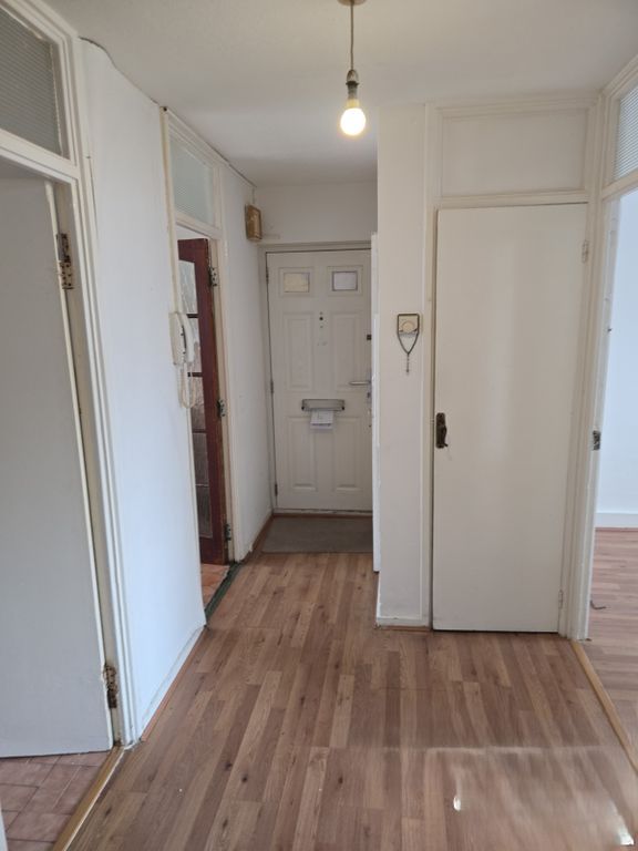 Property photo 3 of 6 Henry Walk 3
