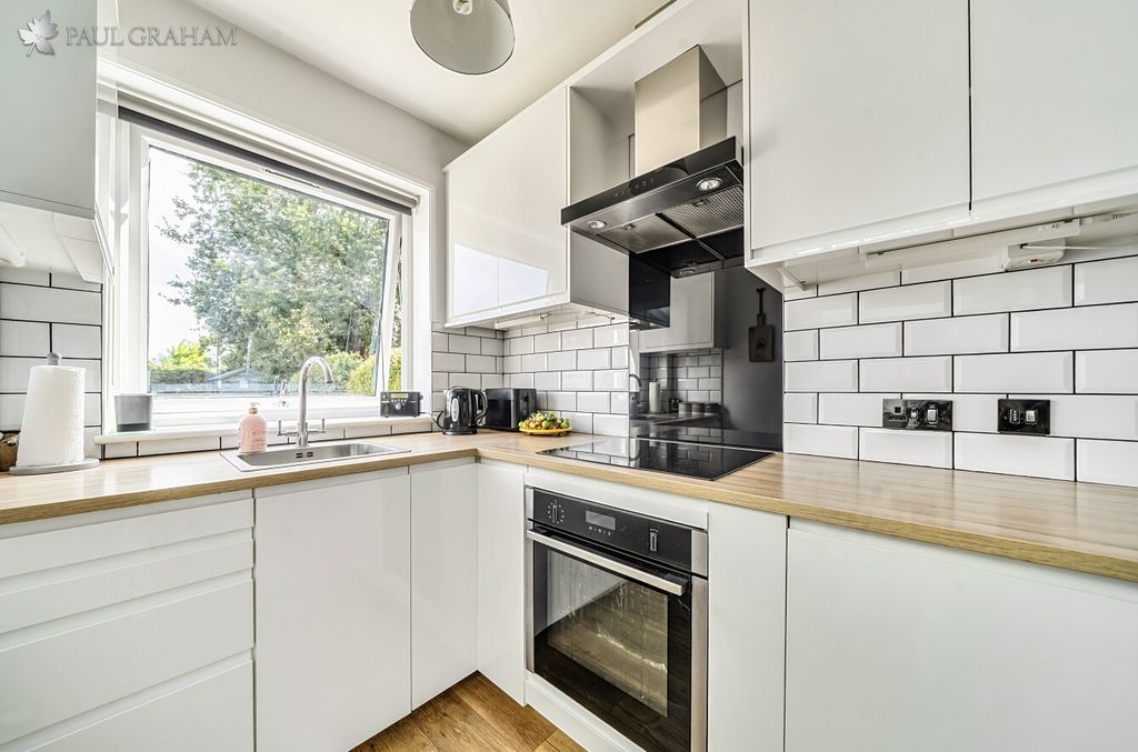 Property photo 2 of 18 29Ac38d0-8448-414E-B63B-2F8109F10171