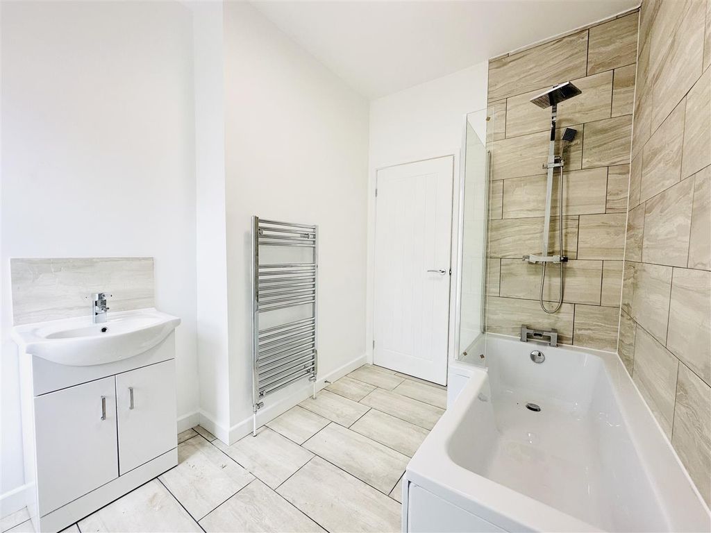 Property photo 2 of 8 Bathroom