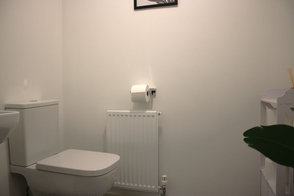 Property photo 3 of 15 Cloakroom