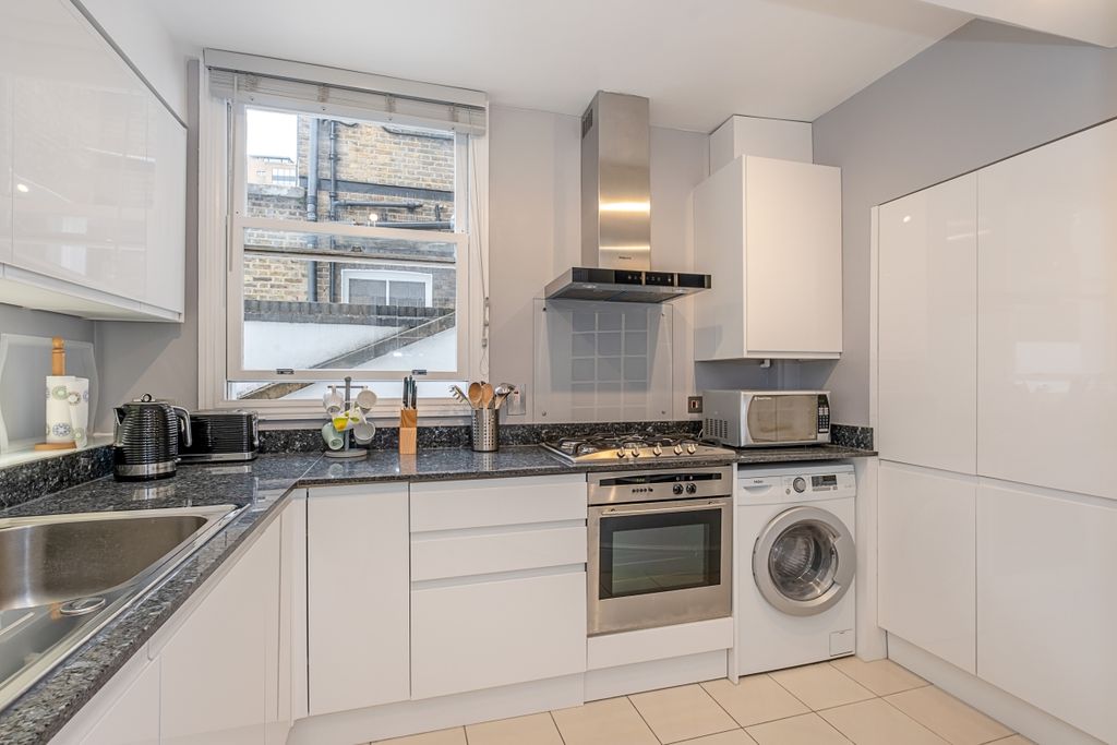Property photo 3 of 18 Kitchen