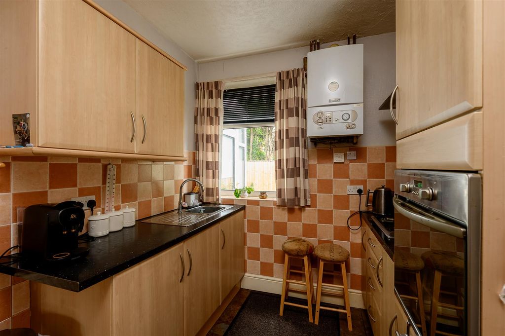 Property photo 3 of 18 Kitchen