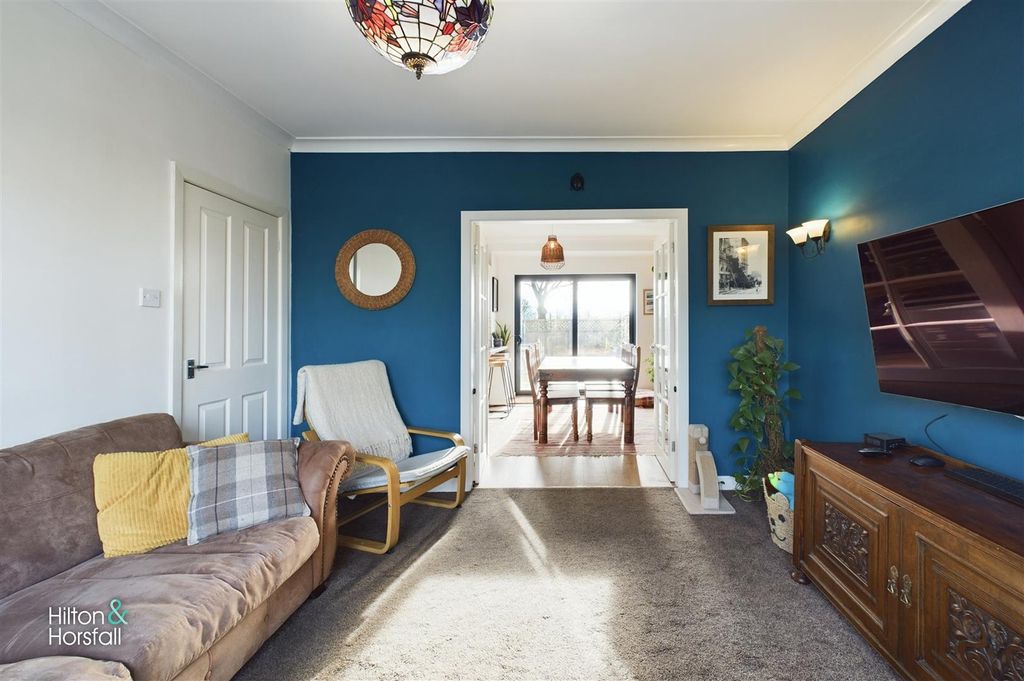 Property photo 3 of 15 Castle Close