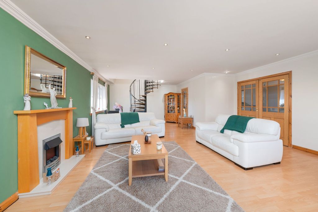 Property photo 2 of 50 Lounge / Dining Area