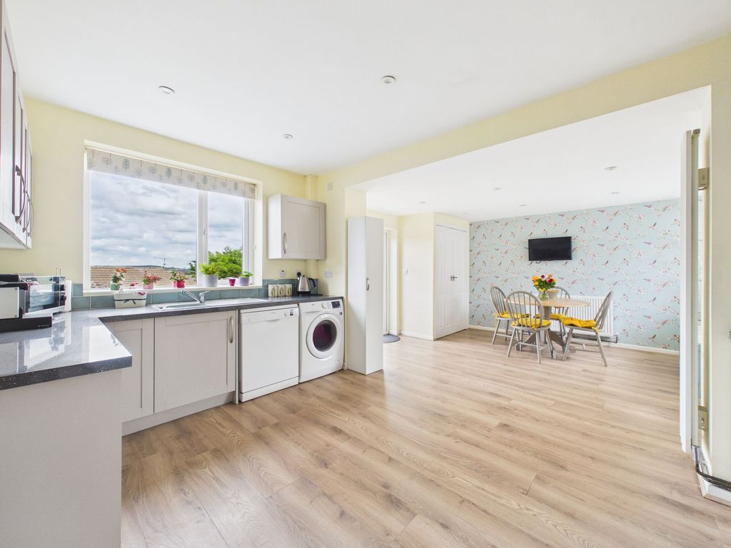 Property photo 3 of 21 Dining Kitchen