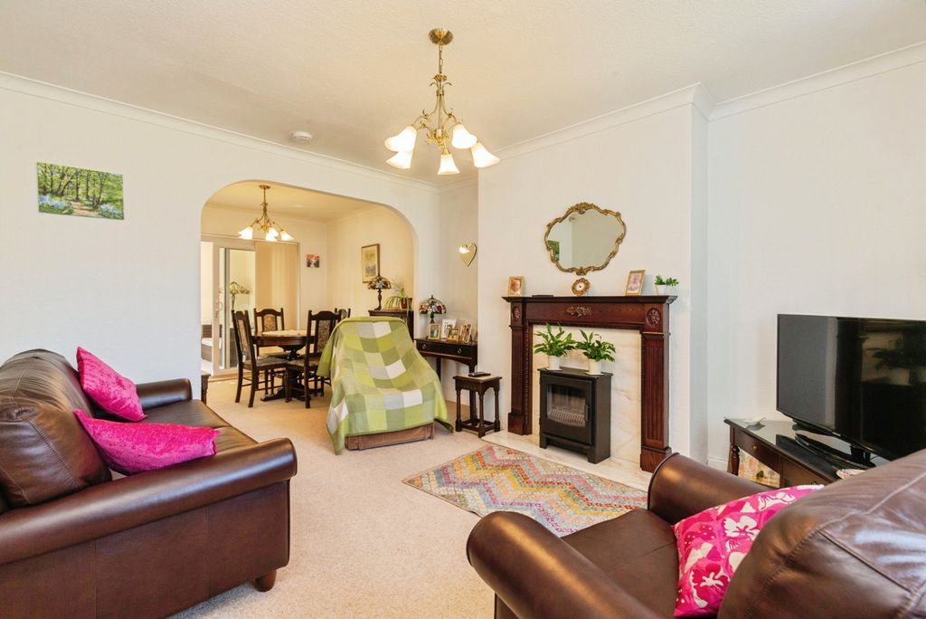Property photo 2 of 17 Lounge