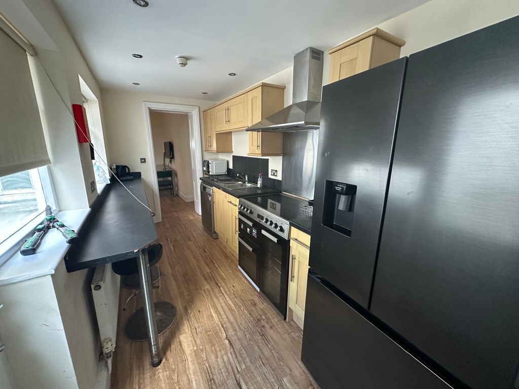 Property photo 2 of 5 Kitchen