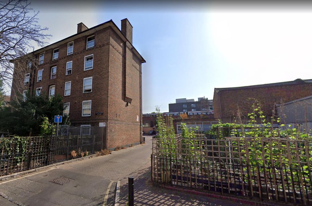 Property photo 1 of 6 Hollybush Gardens.Png