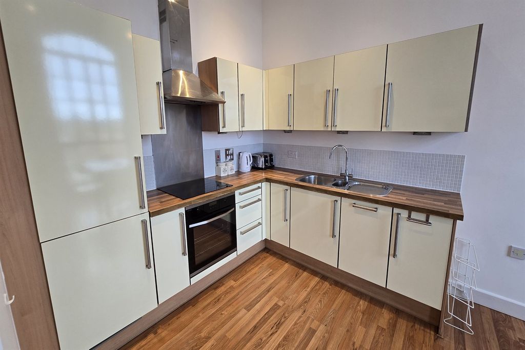 Property photo 2 of 11 (Main)