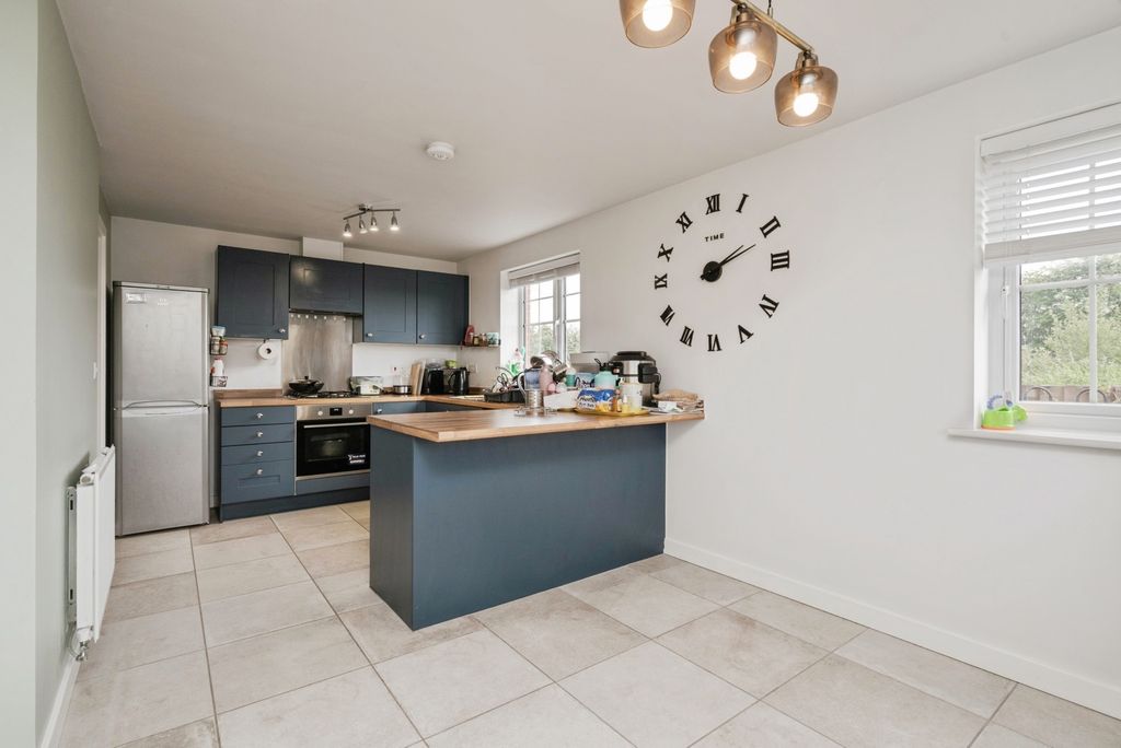 Property photo 2 of 11 Kitchen