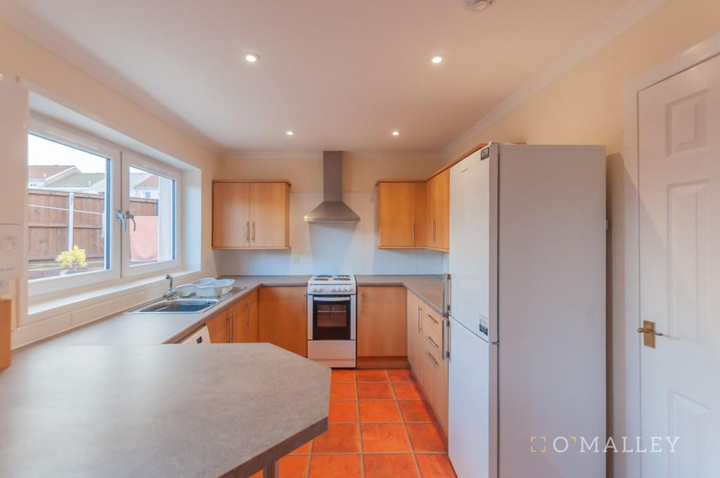 Property photo 3 of 8 Kitchen