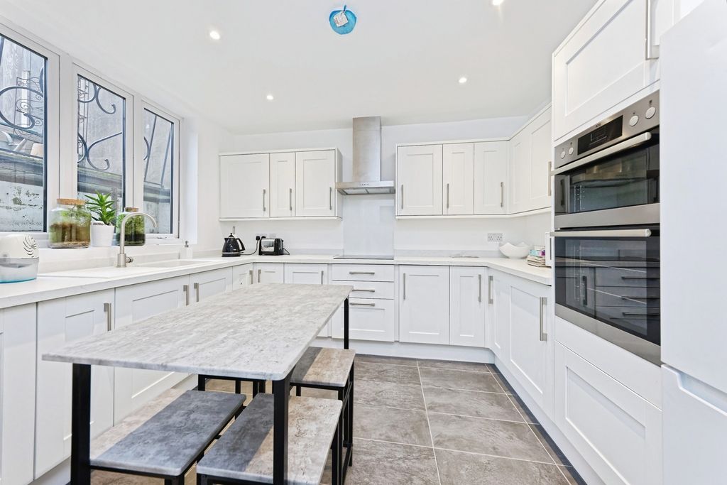 Property photo 3 of 17 Photo