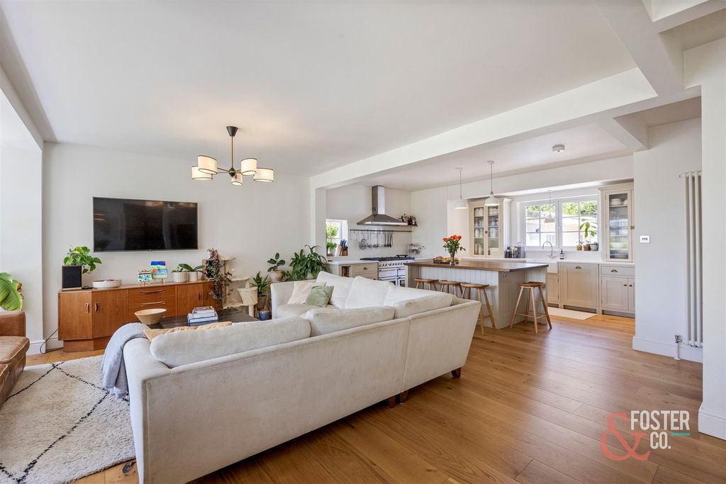 Property photo 3 of 33 The Droveway_13-008.Jpg
