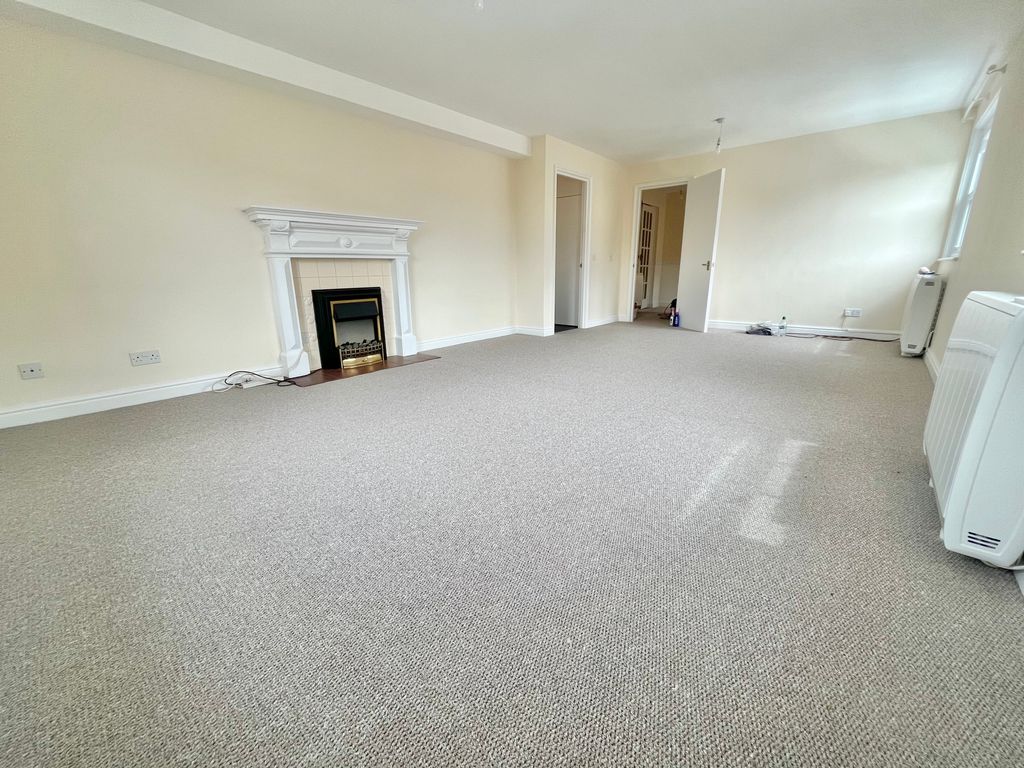Property photo 3 of 10 Front