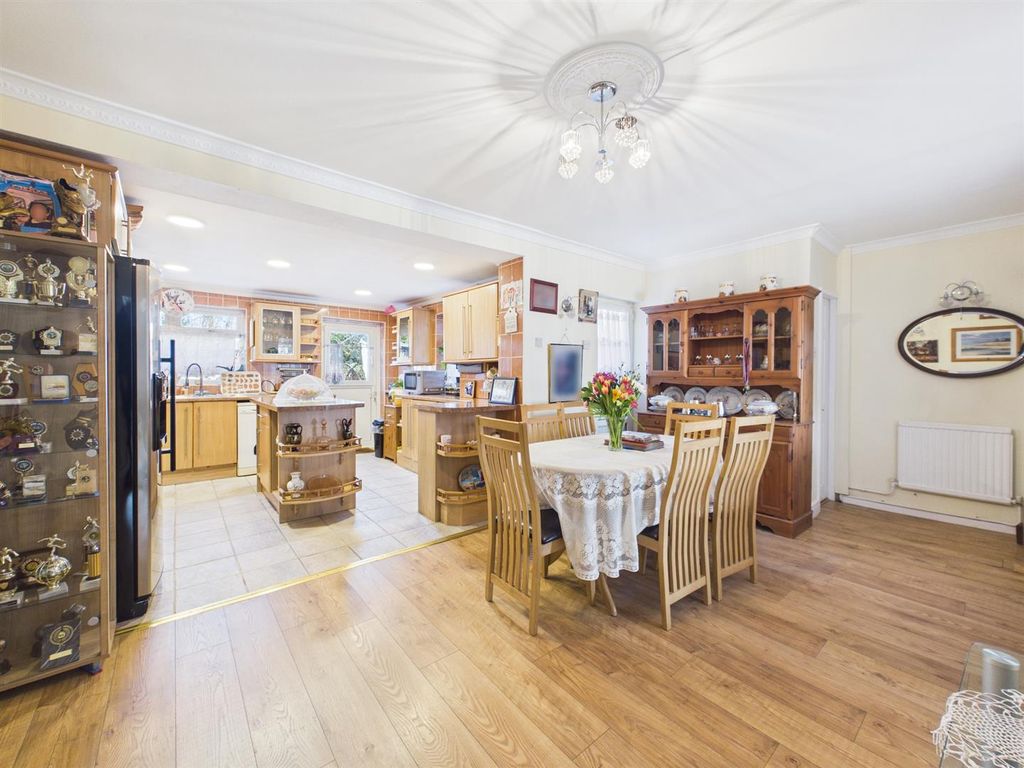 Property photo 2 of 12 Cam05080G0-Pr0306-Still018.Jpg