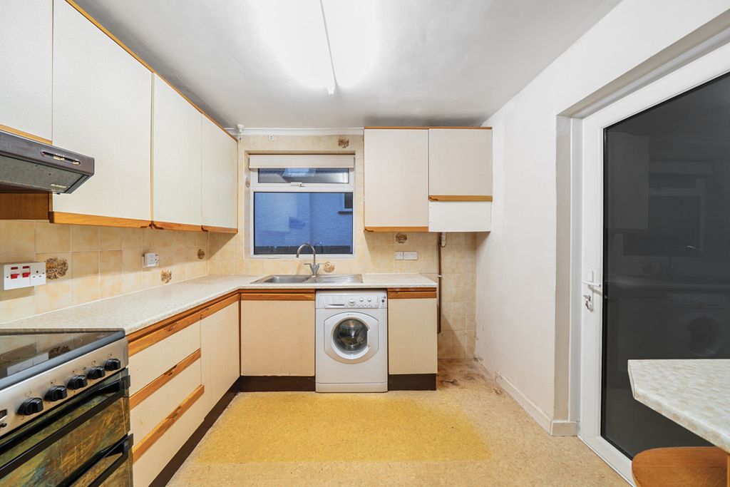 Property photo 3 of 19 1377115-2-690Cdea...